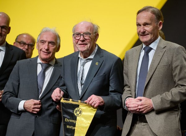 BVB-Präsident Lunow (l) macht den Weg für Watzke (r) frei. (Archivfoto) - © Bernd Thissen/dpa