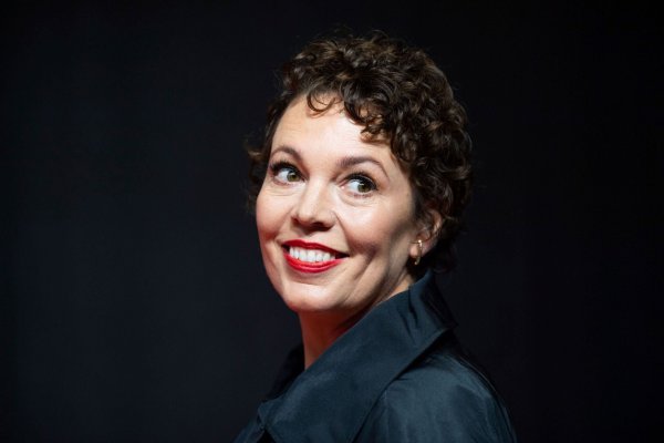 Olivia Colman spielt die Hauptrolle in einer Neuverfilmung von «Der Rosenkrieg», diesmal mit dem Titel «Die Rosenschlacht» (Archivbild). - © Arthur Mola/Invision/AP/dpa