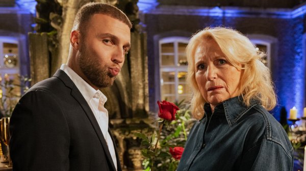 Realitystar Filip Pavlovi? und Satirikerin Maren Kroymann haben zusammen gedreht. - © -/ ARD Degeto Film/Ben Knabe,/dpa