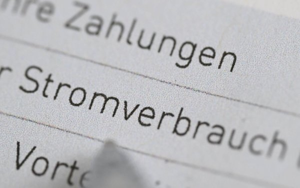 Bei wem kommt die geplante Strompreis-Entlastung an? (Symbolbild) - © Bernd Weißbrod/dpa