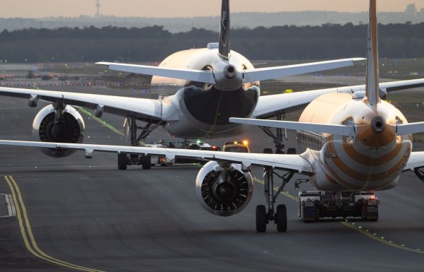 Lufthansa und Condor konkurrieren am Frankfurter Flughafen. (Archivbild) - © Boris Roessler/dpa