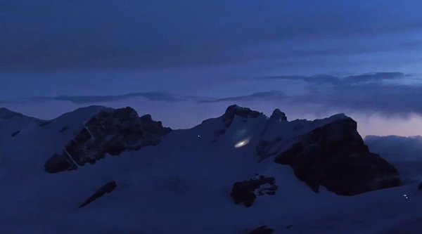 Am frühen Morgen kam ein Hubschrauber zu den Bergsteigern durch. - © -/Italienische Bergwacht/dpa