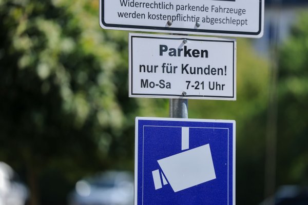 Auf immer mehr Parkplätzen, vor allem von Supermärkten, gibt es digitale Prozesse und externe Dienstleister. (Archivbild) - © Jan Woitas/dpa