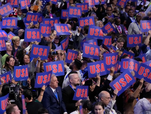 Die Demokraten haben bei ihrem Parteitag in Chicago Tim Walz als Vizepräsidentschaftskandidaten bestätigt. - © Charles Rex Arbogast/AP/dpa
