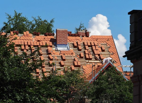 Für den klimagerechten Umbau aller deutschen Wohnimmobilien wären laut einer Studie rund 1,4 Billionen Euro nötig. (Archivbild) - © Soeren Stache/dpa-Zentralbild/dpa