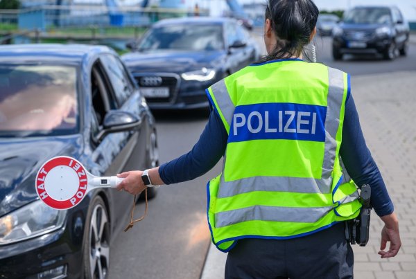 Die Polizeigewerkschaft beklagt 2,8 Millionen Überstunden bei der Bundespolizei. (Archivbild) - © Patrick Pleul/dpa