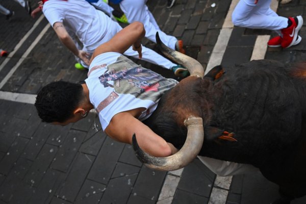 Jedes Jahr werden Dutzende Läufer verletzt. - © Miguel Oses/AP/dpa