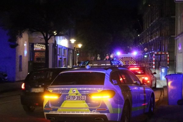 Anwohner hören Schussgeräusche - und finden einen verletzten Mann. Die Polizei nimmt nach stundenlanger Fahndung zwei Tatverdächtige fest. - © Markus Zechbauer/zema-medien/dpa