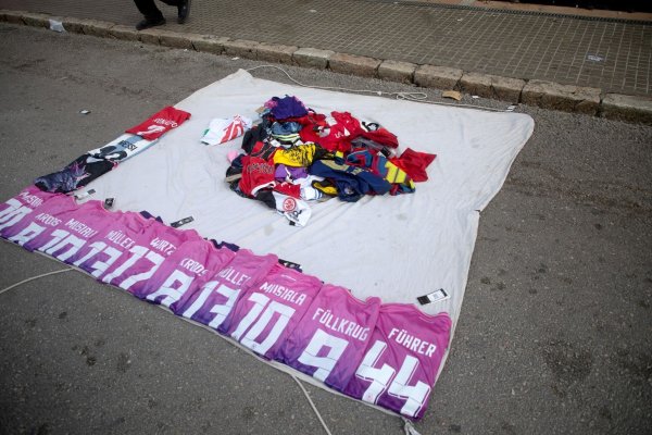 Gefälschte Trikots der deutschen Nationalmannschaft - unter anderem eines mit Nazisymbol und dem Schriftzug «Führer» - bei einem Straßenhändler in Mallorca (Symbolbilld) - © Clara Margais/dpa