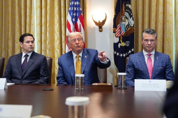 US-Außenminister Marco Rubio, US-Präsident Donald Trump und US-Verteidigungsminister Pete Hegseth - © Evan Vucci/AP/dpa