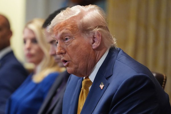 Trump kritisiert Putin. - © Evan Vucci/AP/dpa