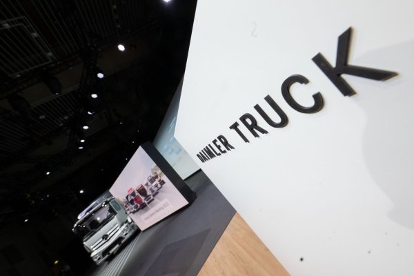 Daimler Truck will in Deutschland 5.000 Stellen streichen. (Archivbild) - © Marijan Murat/dpa