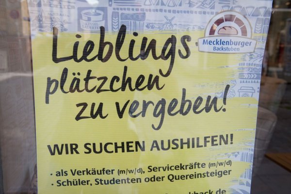 Manche Stellenanzeigen werben auch mit kreativen Sprüchen um Interessenten (Archivbild) - © Stefan Sauer/dpa-Zentralbild/dpa