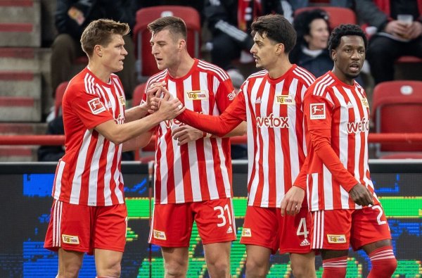 Bereit jeden Spieltag ans Limit zu gehen: Die Spieler von Union Berlin bejubeln einen Treffer gegen den FSV Mainz 05. - © Andreas Gora/dpa