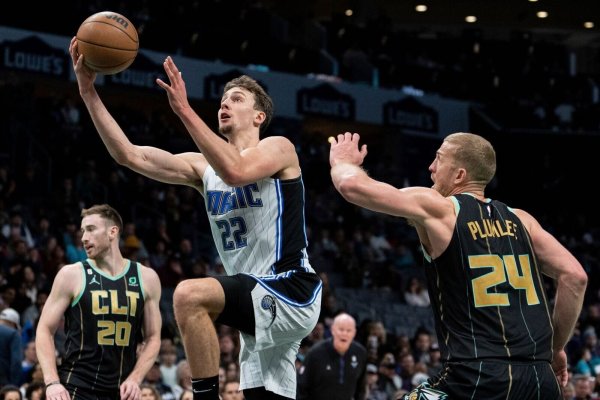 Franz Wagner (am Ball) setzte sich mit den Orlando Magic bei den Charlotte Hornets durch. - © Jacob Kupferman/AP/dpa