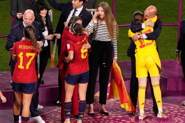 Spaniens Fußball-Verbandschef Luis Rubiales umarmt Ersatztorhüterin Enith Salon. - © Mark Baker/AP/dpa