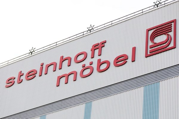 Der Schriftzug «Steinhoff Möbel» am Gebäude des früheren Firmensitzes in Westerstede. - © Mohssen Assanimoghaddam/dpa