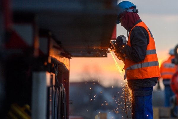 Ein Arbeiter führt auf einer Baustelle Schweißarbeiten an einer Brücke aus. - © Klaus-Dietmar Gabbert/dpa-Zentralbild/ZB/Symbolbild