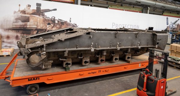 Die Wanne von einem Schützenpanzer Lynx steht in einer Fertigungshalle von Rheinmetall. - © Philipp Schulze/dpa