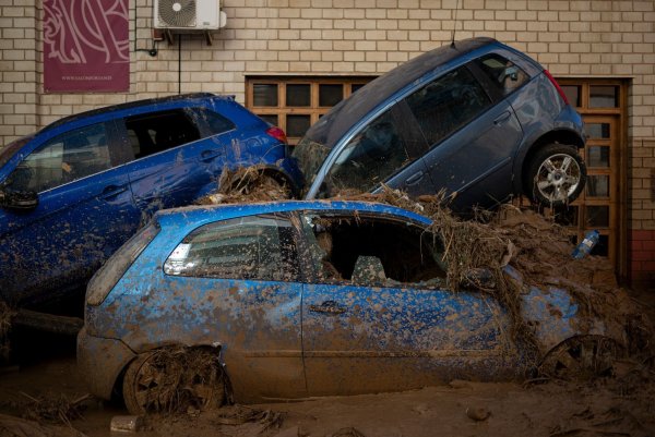 Autos stapeln sich nach Überschwemmungen in Spanien - © Lorena Sopêna/EUROPA PRESS/dpa