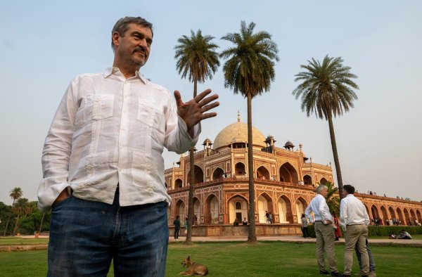 Im fernen Indien ist Söders Wandel sehr gut erkennbar - nach dem Ende der Koalitionsverhandlungen präsentiert sich der CSU-Chef als ein Politiker, der sich seiner neuen Rolle in der Bundesregierung sehr bewusst ist. - © Peter Kneffel/dpa