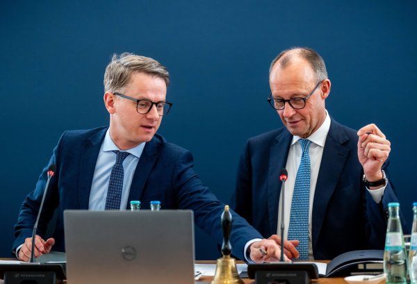 Carsten Linnemann bleibt CDU-Generalsekretär (links) und zieht nicht in eine künftige Bundesregierung unter dem absehbaren Kanzler Friedrich Merz. - © Michael Kappeler/dpa