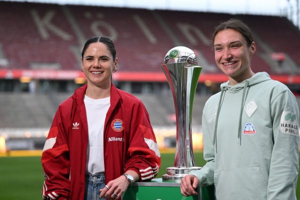 Am 1. Mai spielen sie in Köln gegeneinander um diesen Pokal: die Münchnerin Sarah Zadrazil und die Bremerin Sophie Weidauer bei einem Medientermin. - © Federico Gambarini/dpa