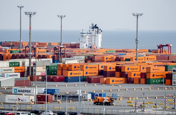 Der JadeWeserPort in Wilhelmshaven - Niedersachsen hat derzeit beim Wirtschaftswachstum die Nase vorn. (Archivbild) - © Hauke-Christian Dittrich/dpa