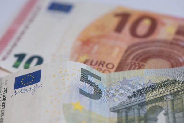 Der Deutsche Gewerkschaftsbund geht von insgesamt sechs Millionen Menschen mit Mindestlohn in Deutschland aus. (Archivbild) - © Sebastian Kahnert/dpa