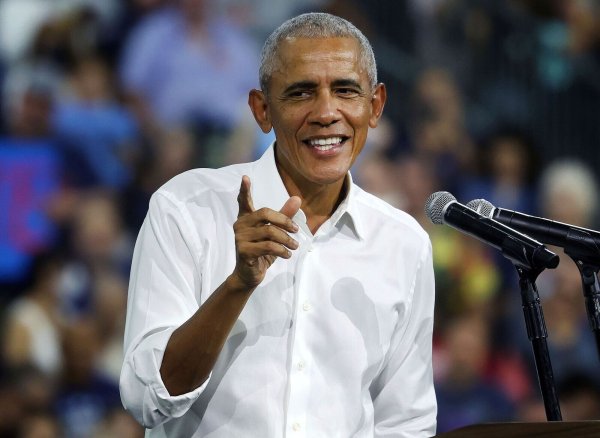 Obama lobt seine alte Uni für ihren Kampf gegen Trump (Archivbild) - © Mamta Popat/Arizona Daily Star/AP/dpa