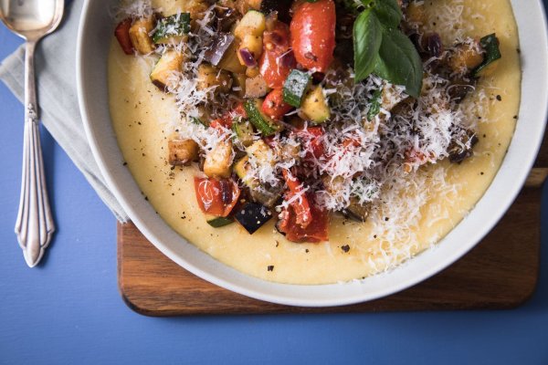 Der gelbe Maisgrieß Polenta nimmt Soße gut auf und passt so hervorragend in eine Ratatouille. - © Christin Klose/dpa-tmn