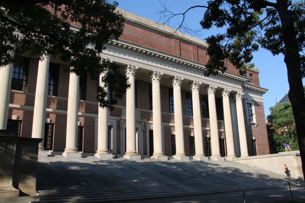 Die renommierte Harvard-Uni stellt sich dem Kurs der Trump-Regierung entgegen. (Archivbild) - © --/Xinhua/dpa