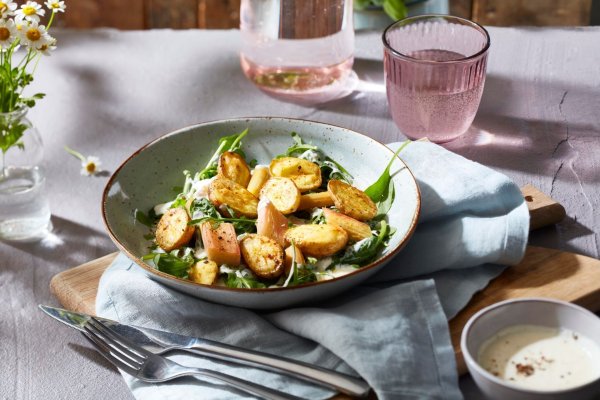 Frühlingsfrisch: Kartoffel-Rhabarber-Salat bringt saisonale Abwechslung auf den Tisch. - © KMG/die-Kartoffel.de/dpa-tmn
