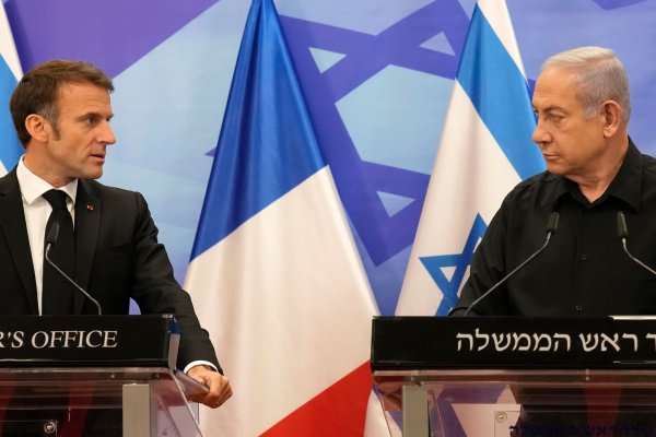 Teilen mit Blick auf einen palästinensischen Staat nicht die gleiche Meinung: der israelische Ministerpräsident Benjamin Netanjahu (r) und Frankreichs Präsident Emmanuel Macron. (Archivbild) - © Christophe Ena/AP/dpa