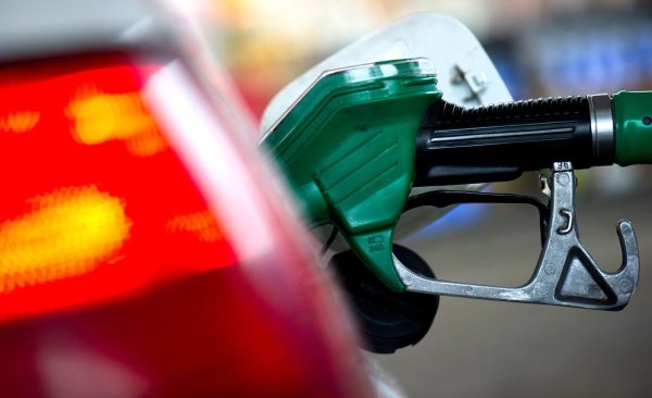 Diesel ist derzeit in Bayern am teuersten, Benzin in Sachsen. (Archivbild) - © Arno Burgi/dpa