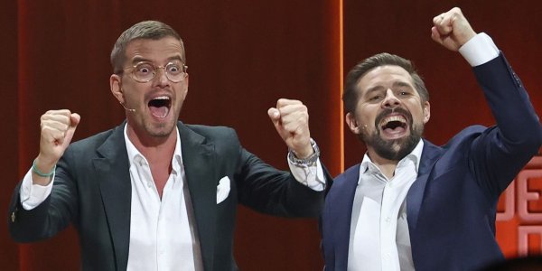 Joko Winterscheidt (l) und Klaas Heufer-Umlauf sind ein Erfolgs-Gespann. (Archivbild) - © Daniel Karmann/dpa