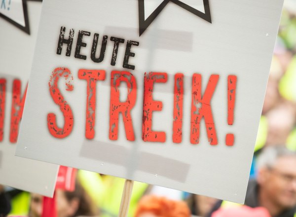 Recht auf Streik: Wer rechtmäßig streikt, muss sich beim Arbeitgeber nicht abmelden – das entschied ein Landesarbeitsgericht. - © Christophe Gateau/dpa/dpa-tmn