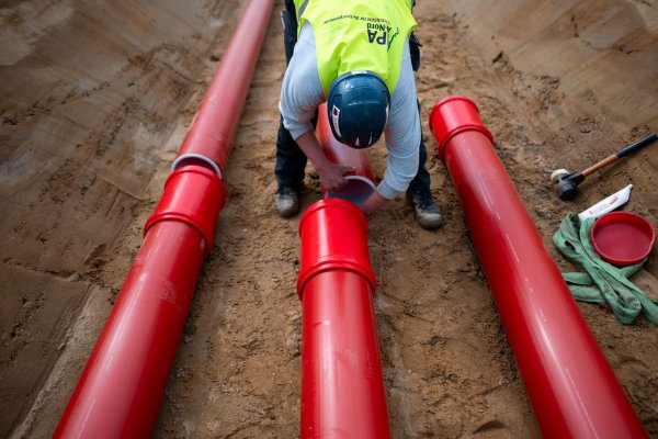 Das Planfeststellungsverfahren für den letzten Abschnitt der Stromleitung A-Nord ist abgeschlossen worden. (Archivbild) - © Fabian Strauch/dpa