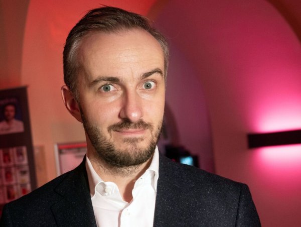 Der TV-Entertainer Jan Böhmermann moderiert die Sendung «ZDF Magazin Royale». - © Christophe Gateau/dpa/Archiv