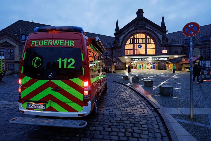 Ein Fahrzeug der Feuerwehr steht vor dem abgesperrten Hauptbahnhof in Osnabrück. - © Friso Gentsch/dpa