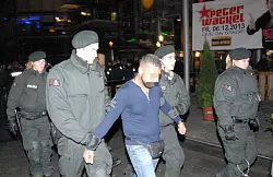 Einer der t&uuml;rkischen Hells Angels wird von Polizeikr&auml;ften am Boulevard abgef&uuml;hrt. - &copy; Foto: NW