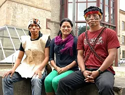 Yanda Ushigua, Jiyunt Kaniras und Holger Sandu (v. l.) in Stammesbemalung vor der Ravensberger Spinnerei in Bielefeld . - &copy; FOTO: NATALIE GOTTWALD