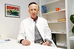 Landarzt: Dr. Martin Schaefers. - &copy; Foto: Pavlustyk