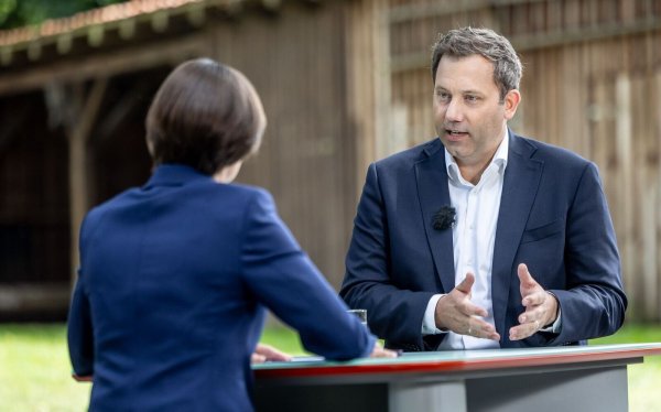 Wie können die Löcher im Haushalt gestopft werden? «Da wird keine Option vom Tisch genommen», sagt der Finanzminister. - © Axel Heimken/ZDF/dpa