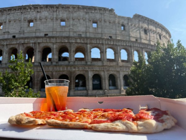 Für viele ist Italien eine Postkartenidylle: Pizza und Aperol, eine Sehenswürdigkeit in Sichtweite. Der Italo-Schlager spielt mit diesen Klischees. (Archivbild) - © Sabina Crisan/dpa