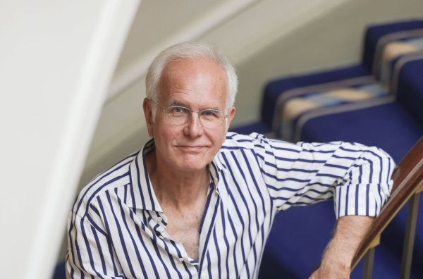 Harald Schmidt freut sich über die Liebe von Julia Klöckner und Jörg Pilawa. - © Oliver Berg/dpa