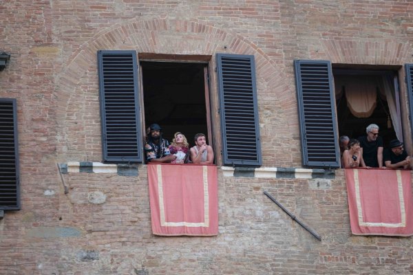 Madonna verfolgte an ihrem 67. Geburtstag das «Palio di Siena». - © Fabio Sasso/ZUMA Press Wire/dpa