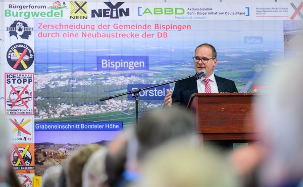 Grant Hendrik Tonne (SPD), Minister für Wirtschaft, Verkehr und Bauen von Niedersachsen, spricht beim «Heidegipfel» zu dem die Bürgerinitiativen Pro-Alpha-E und der Projektbeirat Alpha-E eingeladen haben. - © Philipp Schulze/dpa
