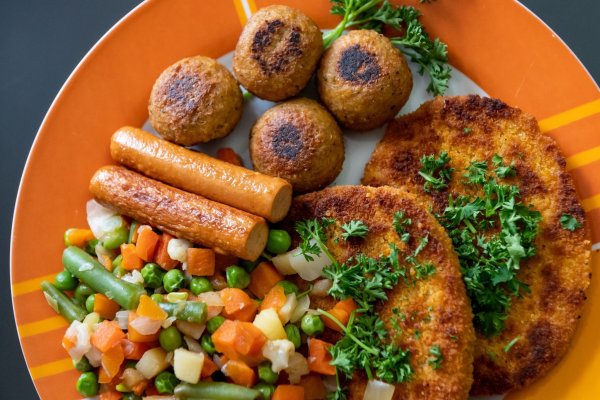 Rund vier Prozent bezeichneten ihre Ernährung im Nationalen Ernährungsmonitoring als vegetarisch. Etwa ein Prozent gab an, sich vegan zu ernähren. (Archivbild) - © Silas Stein/dpa/dpa-tmn