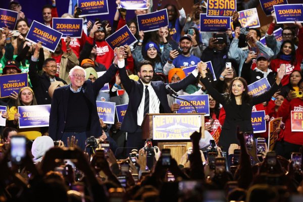 Mamdani trat an der Seite von Sanders (l) und Ocasio-Cortez (r) auf. - © Heather Khalifa/AP/dpa